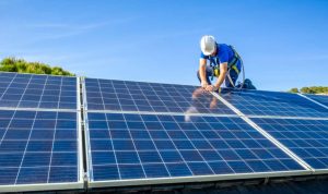 Installation et mise en production des panneaux solaires photovoltaïques à Louvigne-du-Desert